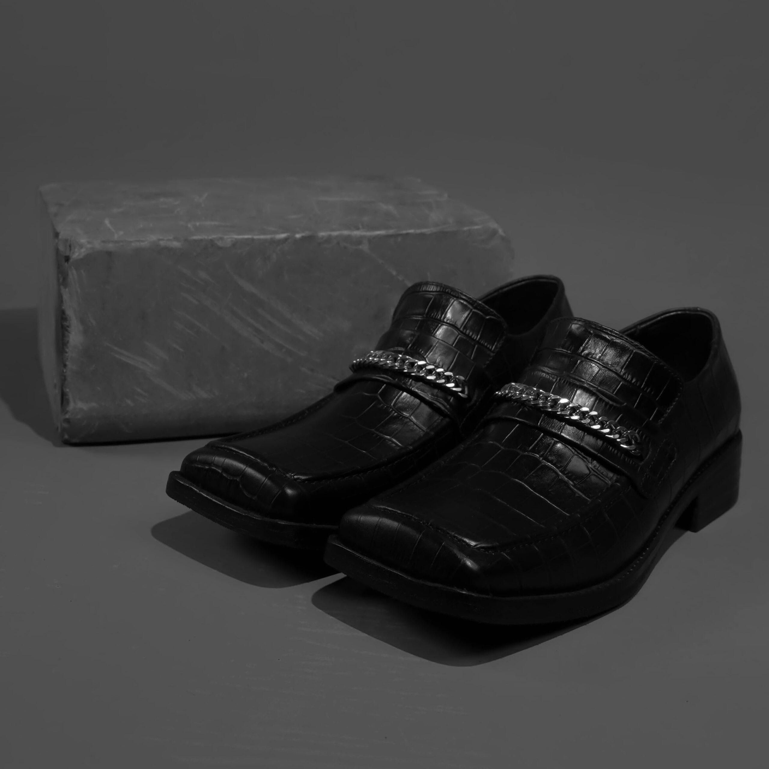 CROCODILE-PRINT SQUARE TOE LOAFER - Ảnh 5