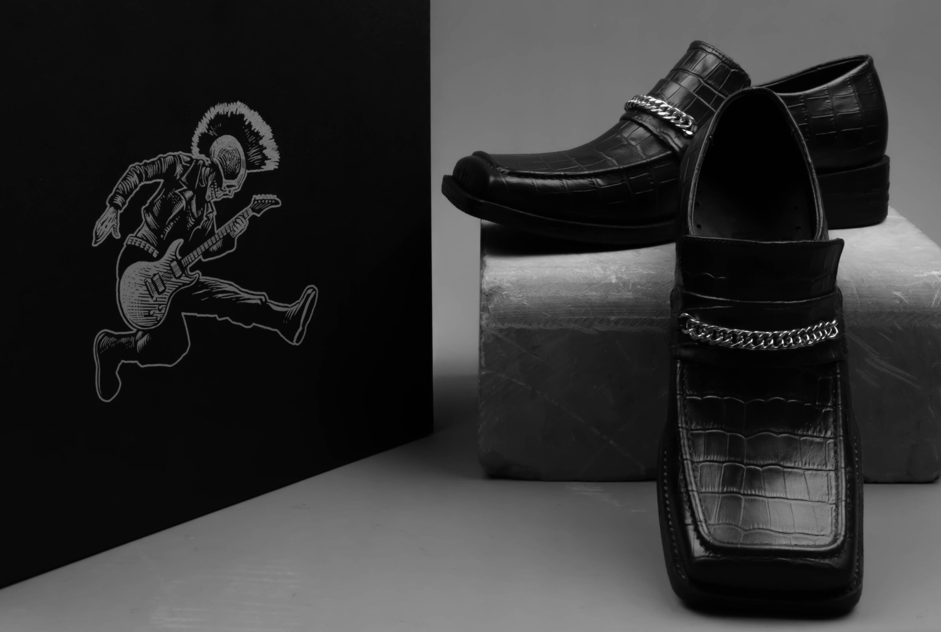 CROCODILE-PRINT SQUARE TOE LOAFER - Ảnh 3